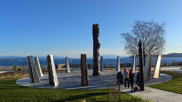 Taupo carvings by Delani Brown and Kingi Pitiroi